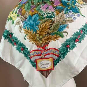 Gucci V.ACCORNERO Silk Scarf Floral Bouquet Square 34” Sq  Italy Vintage